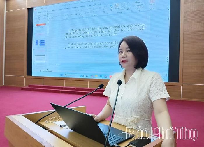 Tiến sĩ Nguyễn Thị Định, chuyên viên cao cấp Ban Tôn giáo Chính phủ truyền đạt các nội dung của Luật Tín ngưỡng, tôn giáo năm 2026.