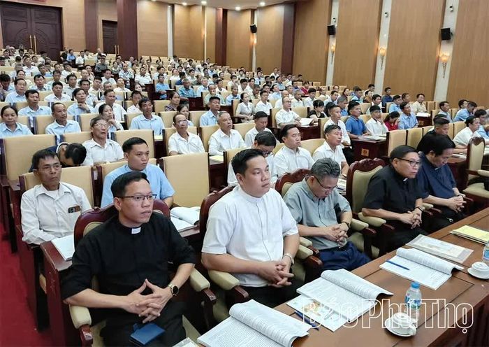 Các chức sắc, chức việc và tín đồ các tôn giáo tham dự hội nghị.