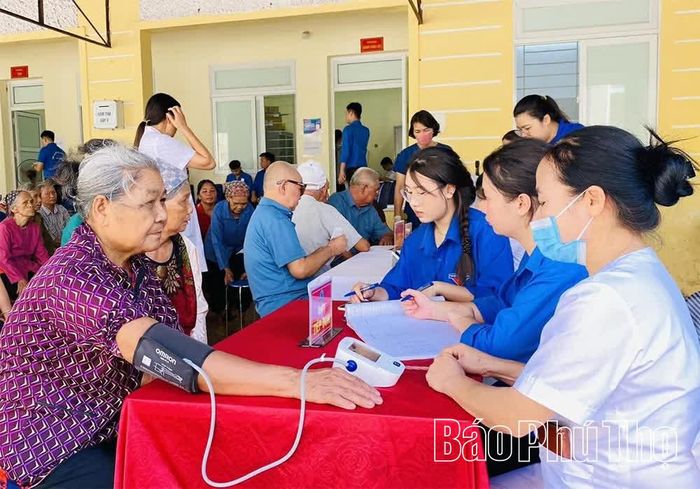 Cán bộ Trung tâm y tế Khu vực Kim Bôi thường xuyên tổ chức khám sức khoẻ định kỳ cho Nhân dân