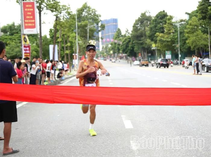 Vận động viên Đinh Thanh Huệ (Sở GD&ĐT) đoạt giải nhất nội dung cá nhân nam.