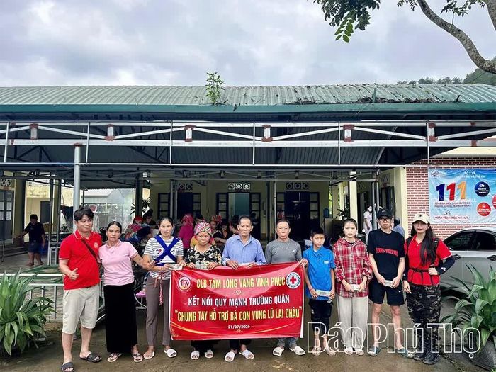 CLB Tấm lòng vàng Vĩnh Phúc vận chuyển nhu yếu phẩm, kịp thời hỗ trợ người dân vùng bị ảnh hưởng bởi thiên tai.