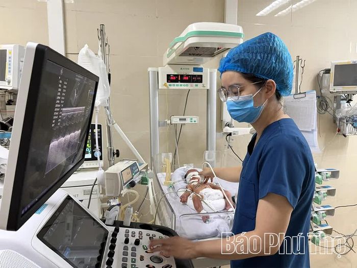 Máy chụp X-quang và máy siêu âm di động được sử dụng để chẩn đoán hình ảnh ngay tại giường bệnh cho các em bé.