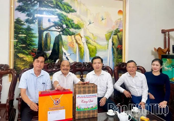 Hội Doanh nhân tỉnh và lãnh đạo Đảng ủy phường Hòa Bình thăm, tặng quà gia đình thương binh nhân Ngày Thương binh - Liệt sĩ (27/7) thể hiện đạo lý "Uống nước nhớ nguồn".