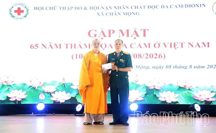 Đai đức Thích Quảng Thành - Trụ trì chùa Bình Sơn trao quà tặng Hội Nạn nhân chất độc da cam/dioxin xã Chân Mộng.