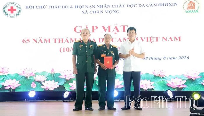 Lãnh đạo Ủy ban MTTQ xã Chân Mộng trao quà tặng Hội Nạn nhân chất độc da cam/dioxin xã.