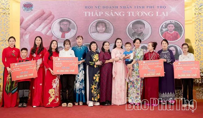 Ra mắt các cặp mẹ - con mới.