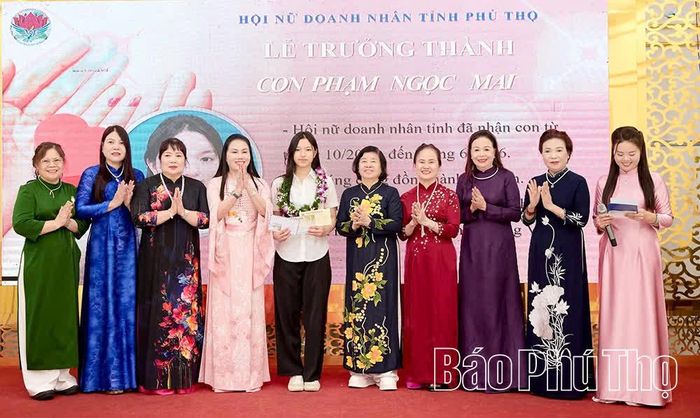 Một người con đỡ đầu được thực hiện nghi lễ trưởng thành trong chương trình.