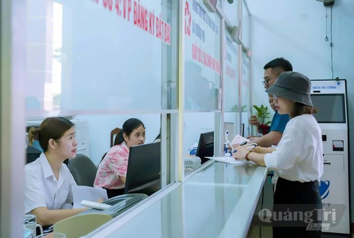Người dân đến giao dịch tại Trung tâm Phục vụ hành chính công xã Trường Phú - Ảnh: N.H
