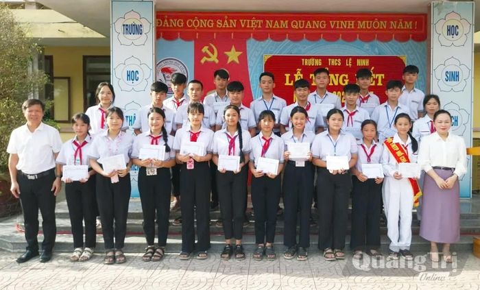 Trao thưởng cho các em học sinh có thành tích xuất sắc - Ảnh: L.C