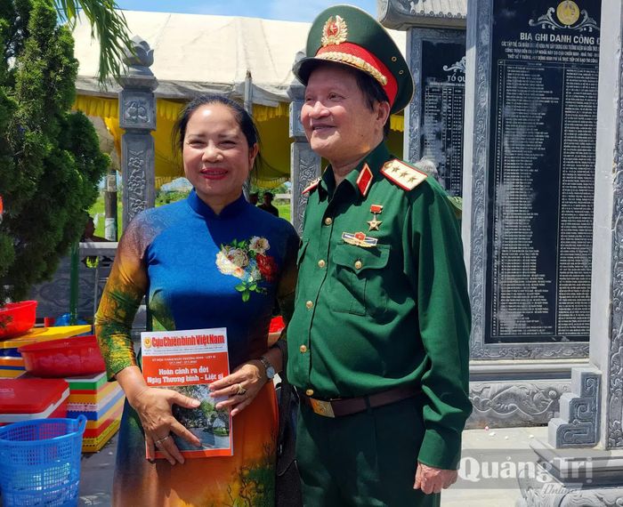 Thượng tướng Nguyễn Huy Hiệu với thân nhân liệt sĩ Trung đoàn 27 tại chương trình "Ngọn nến tri ân" lần thứ 5 - Ảnh: T.L