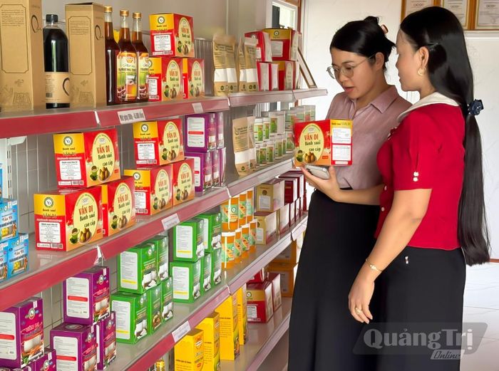 Các sản phẩm OCOP của Hợp tác xã Nông sản Vân Di được chú trọng xây dựng nhãn hiệu và nâng cao chất lượng - Ảnh: N.H