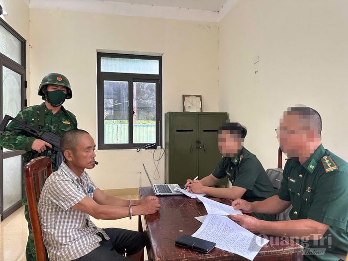Lực lượng đánh án thu thập lời khai của đối tượng - Ảnh: H.N