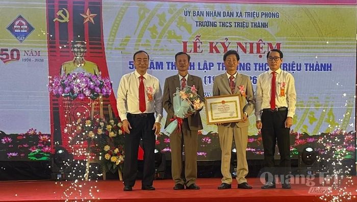 Trường THCS Triệu Thành đón nhận bằng khen của Bộ Giáo dục và Đào tạo vì đã có nhiều thành tích xuất sắc trong quá trình xây dựng và phát triển - Ảnh: Việt Anh
