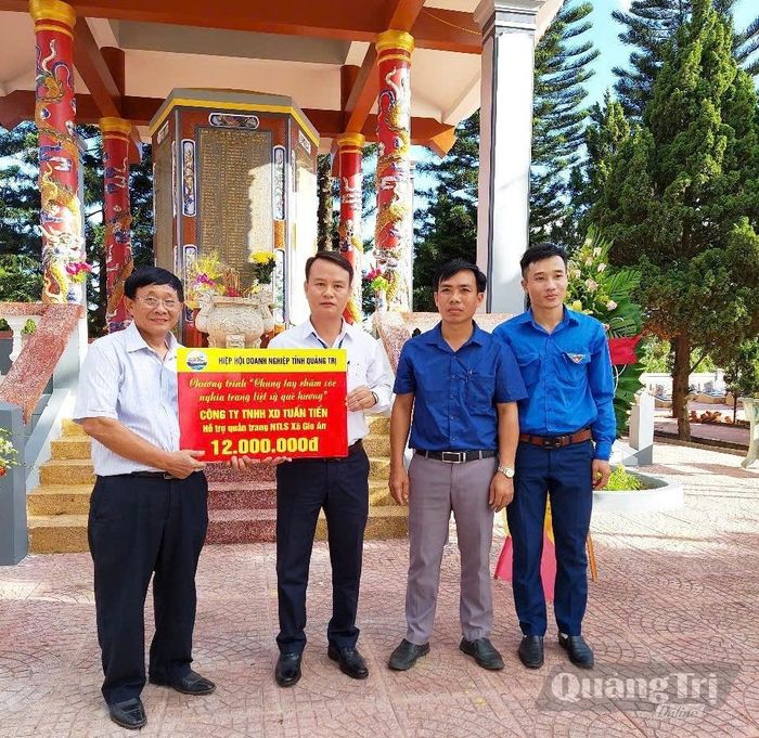 Cựu chiên binh Nguyễn Thân Thiết trao kinh phí hỗ trợ tôn tạo Nghĩa trang liệt sĩ Gio An năm 2023 - Ảnh: NVCC