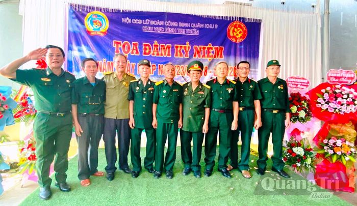 Cựu chiên binh Nguyễn Thân Thiết (thứ 4 từ phải qua) gặp mặt đồng đội - Ảnh: NVCC