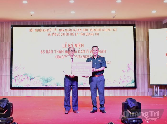 Trung ương Hội Nạn nhân chất độc da cam/dioxin Việt Nam trao 50 triệu đồng hỗ trợ sinh kế cho nạn nhân da cam trên địa bàn tỉnh Quảng Trị - Ảnh: H.L