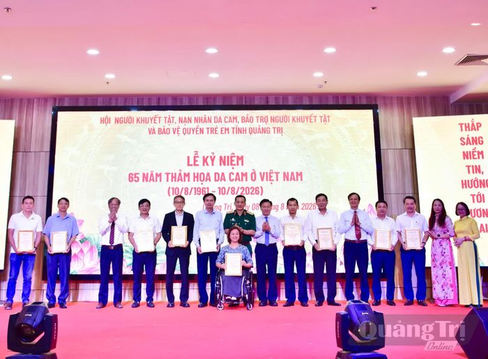 Hội Người khuyết tật, nạn nhân da cam, bảo trợ người khuyết tật và bảo vệ quyền trẻ em tỉnh tri ân các cơ quan, doanh nghiệp, nhà hảo tâm và tiếp nhận biển tượng trưng ủng hộ kinh phí - Ảnh: H.L