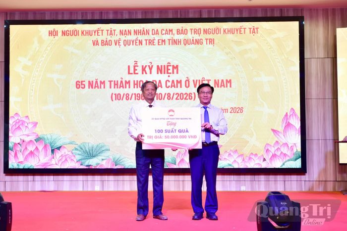 Đồng chí Đào Mạnh Hùng, Phó Chủ tịch Thường trực Ủy ban MTTQ Việt Nam tỉnh trao 100 suất quà cho Hội Người khuyết tật, nạn nhân da cam, bảo trợ người khuyết tật và bảo vệ quyền trẻ em tỉnh - Ảnh: H.L