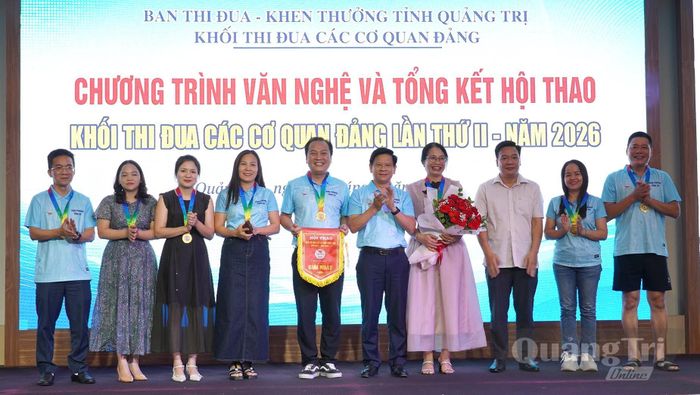  Trao giải Nhất môn kéo co cho đội đoạt giải - Ảnh: C.H