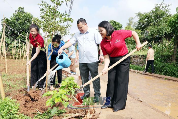 Lãnh đạo Agribank Chi nhánh Tô Hiệu Sơn La và lãnh đạo phường Chiềng Sinh tham gia trồng cây xanh.