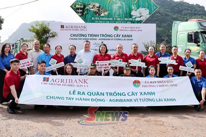 Đại biểu tham dự chương trình chụp ảnh lưu niệm.