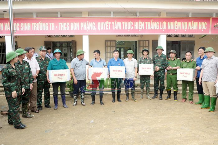 Đoàn công tác tặng quà các lực lượng trực tiếp tham phòng, chống, khắc phục hậu quả thiên tai xã Muổi Nọi.