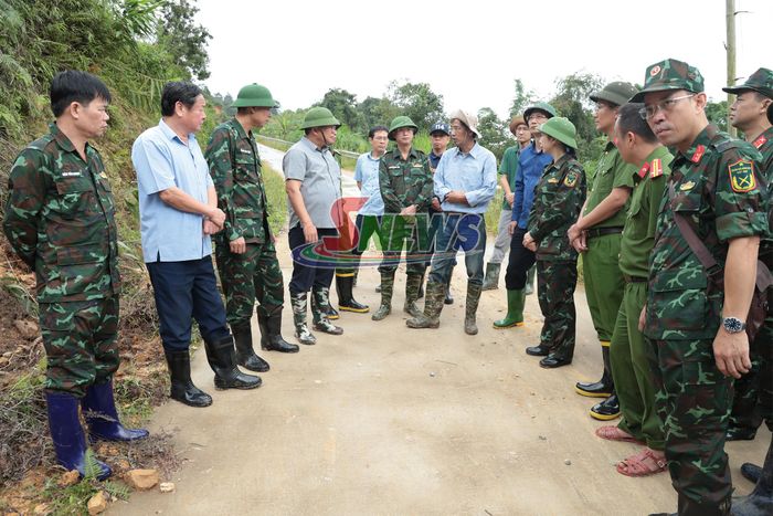Đồng chí Phó Bí thư Thường trực Tỉnh ủy, Chủ tịch HĐND tỉnh cùng Đoàn công tác của tỉnh kiểm tra công tác khắc phục thiệt hại bão lũ tại bản Lẩy, xã Muổi Nọi.