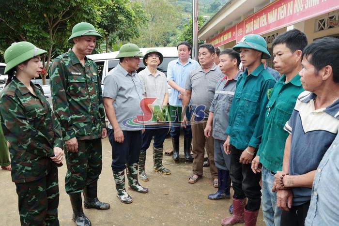 Đoàn công tác thăm hỏi, động viên các hộ sơ tán tại điểm trường.
