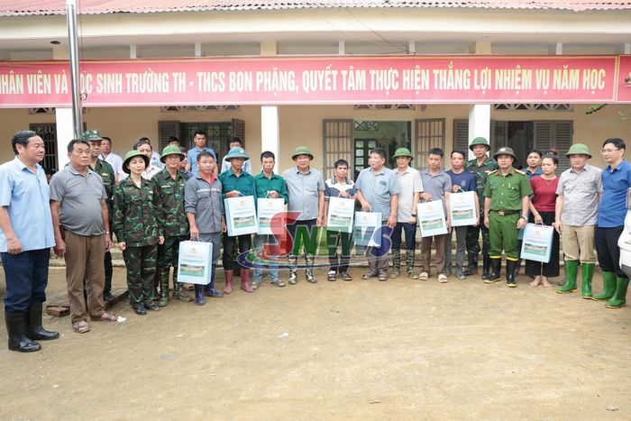 Đoàn công tác tặng quà các gia đình bị thiệt hại nặng bản Lẩy.