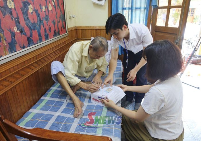 Cán bộ hỗ trợ người dân hoàn thiện hồ sơ thủ tục hành chính ngay tại nơi cư trú.