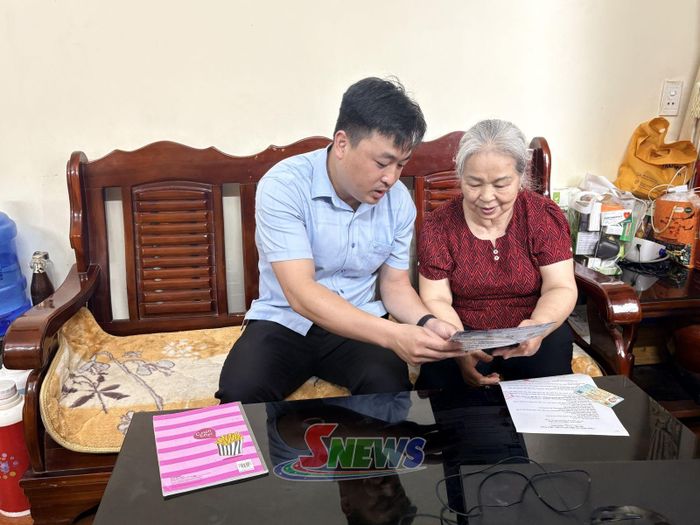 Tổ công tác tuyên truyền, phổ biến các quy định về thủ tục hành chính cho người dân.