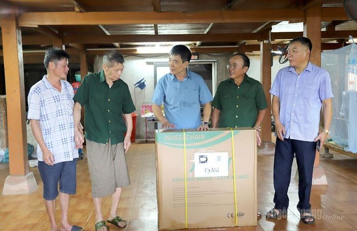 Lãnh đạo Hội Nạn nhân chất độc da cam/dioxin tỉnh thăm, tặng quà nạn nhân Đàm Thanh Tiểng, thôn Lâm Đồng, phường Hà Giang 1.