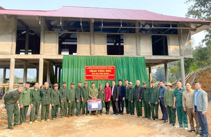Hội Nạn nhân chất độc da cam/dioxin tỉnh Tuyên Quang phối hợp với doanh nghiệp trao “Mái ấm tình người” cho gia đình ông Trần Trung Tấn, nạn nhân chất độc da cam/dioxin ở thôn Lèn, xã Việt Lâm.