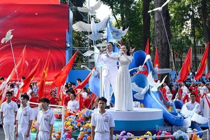 Hai ca sĩ Võ Hạ Trâm và Đông Hùng biểu diễn ca khúc Viết tiếp câu chuyện hòa bình của nhạc sỹ Nguyễn Văn Chung.