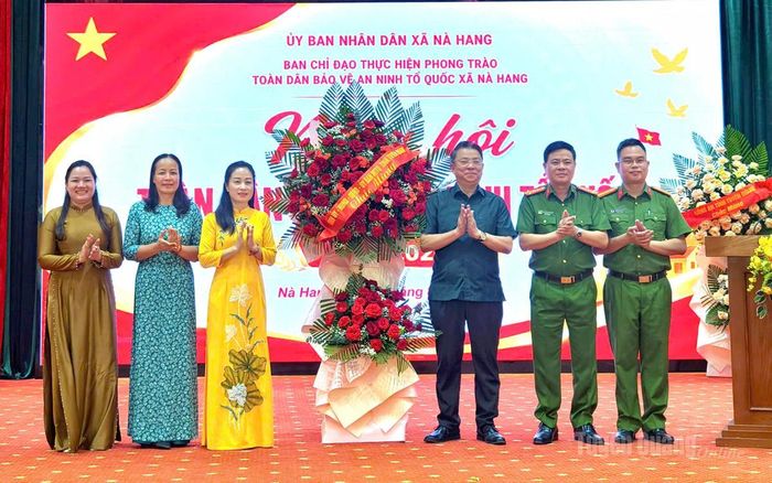 Thay mặt lãnh đạo tỉnh, đồng chí Trần Mạnh Lợi, Ủy viên Ban Thường vụ Tỉnh ủy, Trưởng ban Tuyên giáo và Dân vận Tỉnh ủy tặng hoa chúc mừng xã Nà Hang.