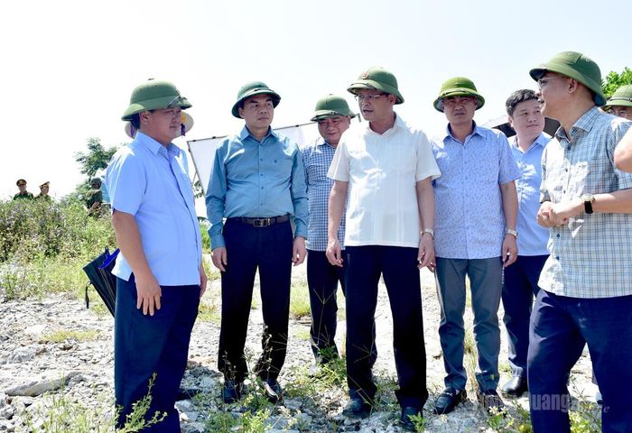 Đồng chí Bí thư Tỉnh ủy Hầu A Lềnh cùng đoàn công tác kiểm tra thực địa dự án khắc phục sự cố tuyến đê tả sông Lô đoạn qua địa phận các xã Hồng Sơn, Trường Sinh, Đông Thọ.