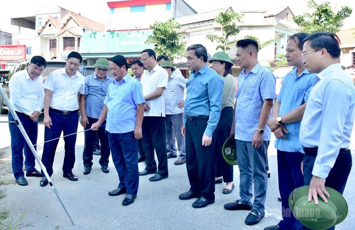 Đồng chí Bí thư Tỉnh ủy Hầu A Lềnh cùng đoàn công tác của tỉnh theo dõi bản đồ quy hoạch chung đô thị Hồng Sơn đến năm 2050.
