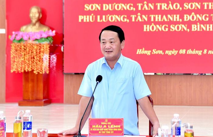 Đồng chí Bí thư Tỉnh ủy Hầu A Lềnh phát biểu kết luận buổi làm việc.