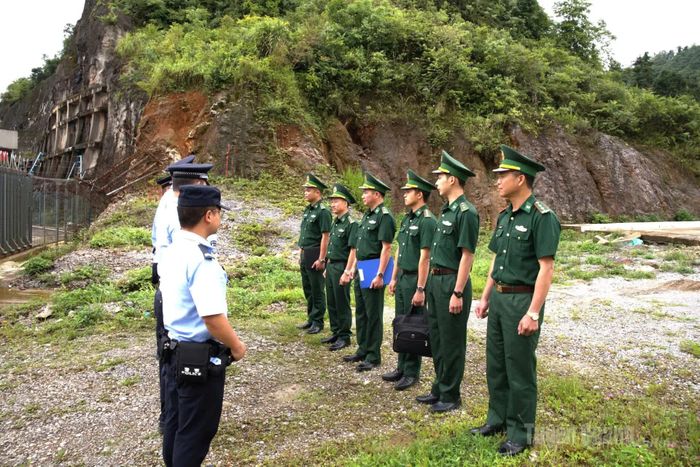Bộ đội Biên phòng tỉnh Tuyên Quang trao đổi với lực lượng quản lý biên giới Trung Quốc tại khu vực biên giới, phối hợp xác định hiện trường vụ án.