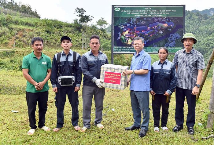 Đồng chí Chủ tịch HĐND tỉnh Nguyễn Văn Sơn tặng quà công nhân Công ty cổ phần Chè núi Kia Tăng.