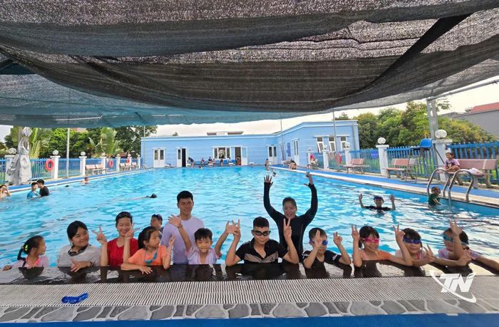 Lớp dạy bơi miễn phí cho trẻ em khó khăn của Hội Liên hiệp phụ nữ phường Bắc Kạn.