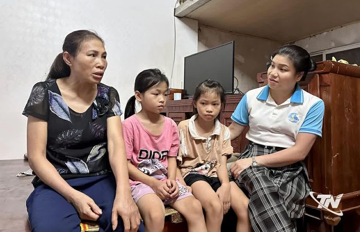 Chị Phạm Thị Dung đến thăm hai cháu Linh Đan và Phương Linh.