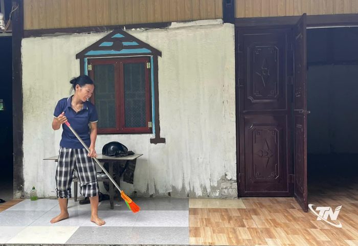 Bà Hoàng Thị Ngoài, thôn Đại Phúc, xã Đồng Phúc luôn sống trong nỗi lo sạt lở mỗi khi mùa mưa bão đến.
