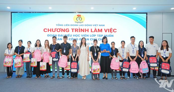Đại diện lớp tập huấn và nhà tài trợ trao quà cho các công nhân của Công ty TNHH DBG Technology Việt Nam có con chuẩn bị vào năm học mới.