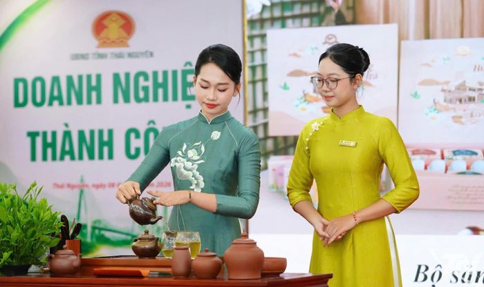Trà nương pha trà tại chương trình.
