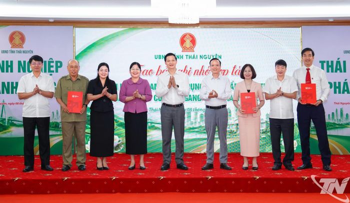 Các đồng chí lãnh đạo tỉnh chứng kiến việc trao Biên bản hợp tác tài trợ vốn tín dụng cho Dự án Nhà ở xã hội TNG Việt Bắc giữa Công ty Cổ phần TNG Land và Ngân hàng phát triển Việt Nam chi nhánh Thái Nguyên, Ngân hàng thương mại Cổ phần đầu tư và phát triển Việt Nam chi nhánh Thái Nguyên.