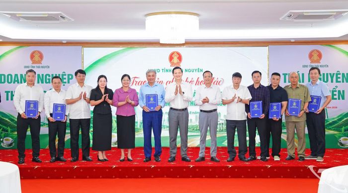 Các đồng chí lãnh đạo tỉnh chứng kiến việc trao Biên bản hợp tác giữa Tổng Công ty Gang Thép Thái Nguyên (TISCO) và các doanh nghiệp.