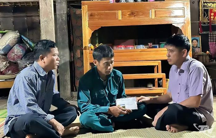 Lãnh đạo xã Nam Cường trao hỗ trợ, động viên gia đình bị thiệt hại do hỏa hoạn.