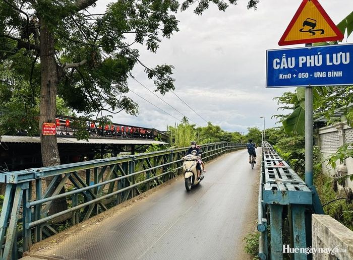 Cầu Phú Lưu qua Cồn Hến hiện đã hư hỏng, xuống cấp, nhỏ hẹp, không đảm bảo giao thông.  