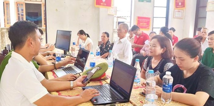 Lực lượng chức năng hướng dẫn người dân thực hiện dịch vụ công trực tuyến.